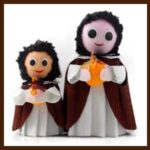 A couple of figurines that are next to each other.