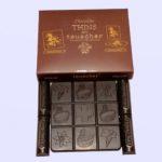 A box of chocolates with the words " tendis et soucher ".